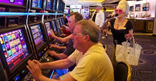 BWM77 download APK Android tampilan game slot dan live casino di layar smartphone